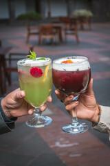 Fotografias de cocteles de frutas en el bar de un hotel con diferentes presentaciones de para promocionar tu bar.