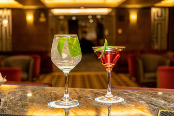 Fotografias de cocteles de frutas en el bar de un hotel con diferentes presentaciones de para promocionar tu bar.