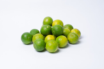 limones lima en fondo blanco