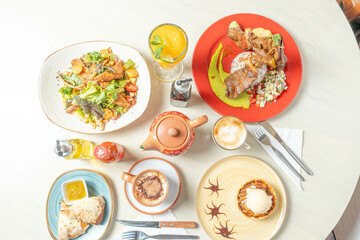 Fotografías de desayuno americano en la mesa de un restaurante en de comida variada. 