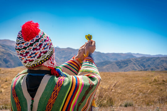 Hombre andino haciendo una ofrenda a la pachamama. en los andes del Per&uacute;.