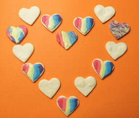piedras preciosas en forma de corazones.