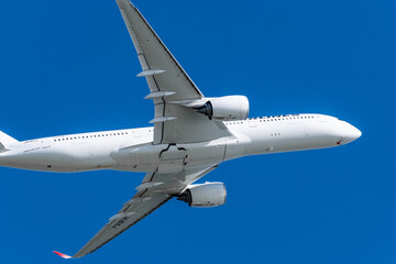 Obraz premium 東京の空港から離陸する飛行機