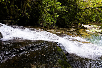 岩肌を流れ落ちる滝