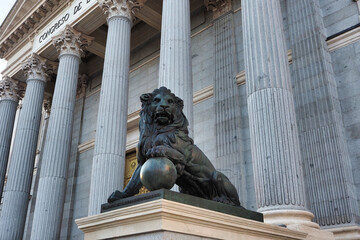 lion at the door of the congress of deputies in madrid - obrazy, fototapety, plakaty