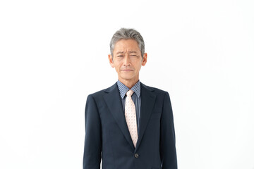 スーツを着たシニア男性