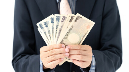 スーツ姿でお金を持つ男性