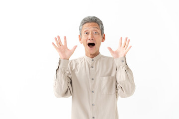 手を上げて驚くシニア男性