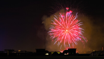 Feu d'artifice lancé dans le centre-ville de Bordeaux, pendant le 14 Juillet