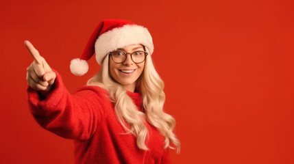 wesoła młoda blond dziewczyna w stroju Świętego Mikołaja, w czerwonej bluzie wskazująca palcem na czerwonym tle, young blond girl in Santa Claus costume, pointing finger  - AI Generated - obrazy, fototapety, plakaty