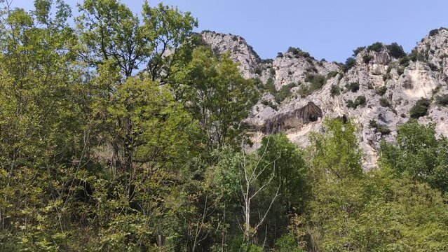Grotte sulla montagna nel parco di Frasassi nelle Marche