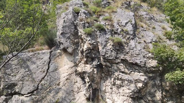 Montagne e rocce nel parco della gola della Rossa e di Frasassi nelle Marche in Italia