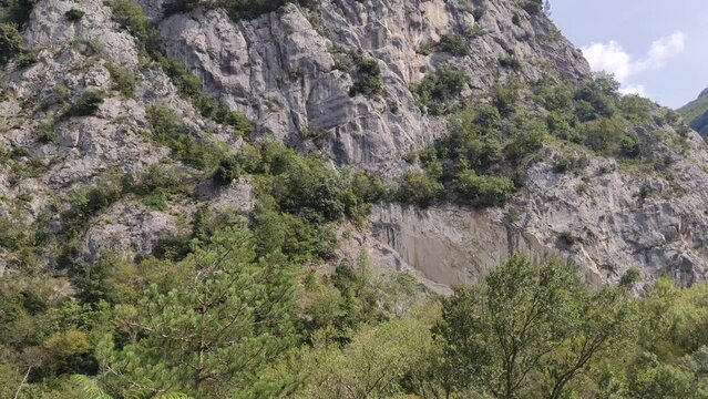 Montagne e rocce nel parco della gola della Rossa e di Frasassi nelle Marche in Italia