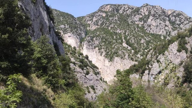 Montagne e rocce nel parco della gola della Rossa e di Frasassi nelle Marche in Italia