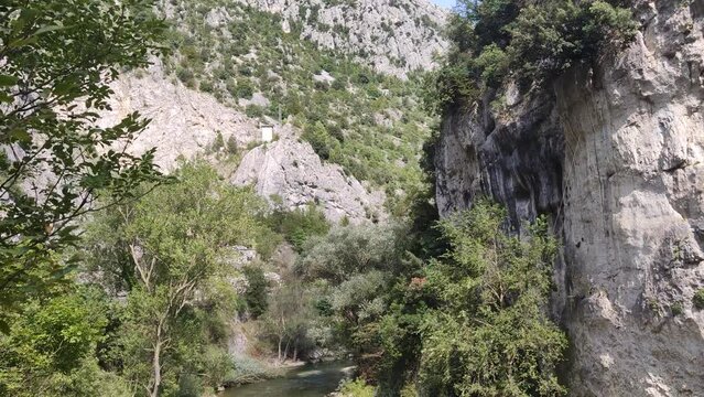 Montagne e rocce nel parco della gola della Rossa e di Frasassi nelle Marche in Italia