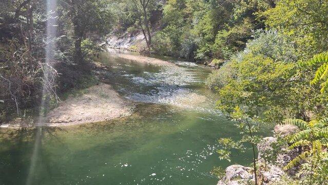 Corso d'acqua nel parco della gola della Rossa e di Frasassi nelle Marche