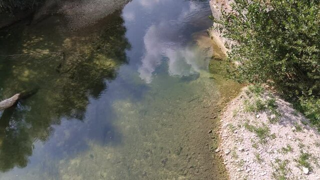 Corso d'acqua nel parco della gola della Rossa e di Frasassi nelle Marche