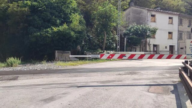 Chiusura passaggio a livello di montagna nelle Marche