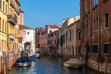Fototapeta na wymiar Blick auf historische Gebäude in Venedig, Italien