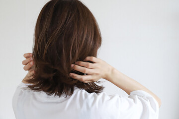 Naklejka premium 女性の後ろ姿 ヘアケアイメージ