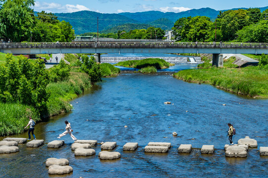 新緑の京都、鴨川デルタを楽しむ人々