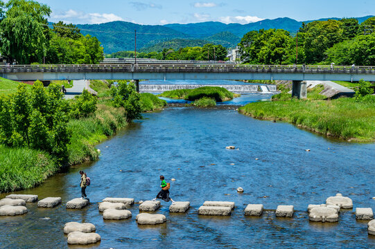新緑の京都、鴨川デルタを楽しむ人々
