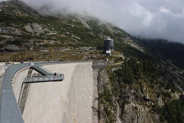 Blick vom Skywalk des Kölnbreinspeichers auf das Berghotel auf 1.902 Höhenmeter.