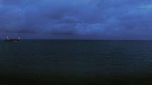 夜　海　船　貨物船　タンカー