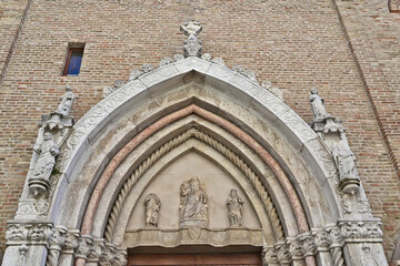 Pesaro, il portale della chiesa di San Domenico - Marche