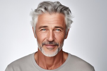 Obraz premium A confident, happy senior Caucasian man with a charming smile, beard in a casual, modern portrait.