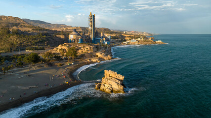 vistas de la playa del peñón del cuervo en la provincia de Málaga, España