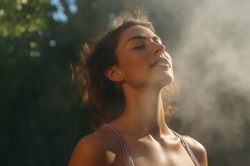 Persona cuidando de su salud mental en plena naturaleza. Meditación. 