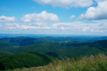 Naklejka premium Widok na góry, krajobraz górski, niebieskie niebo i góry z dolinami i pejzażem górskim
