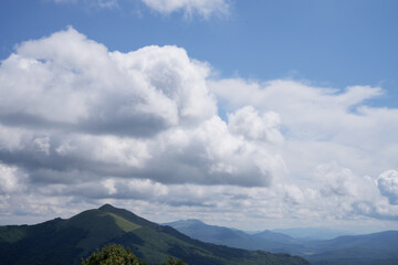 Widok na góry, krajobraz górski, niebieskie niebo i góry z dolinami i pejzażem górskim