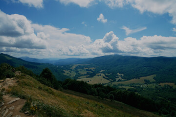 Widok na góry, krajobraz górski, niebieskie niebo i góry z dolinami i pejzażem górskim