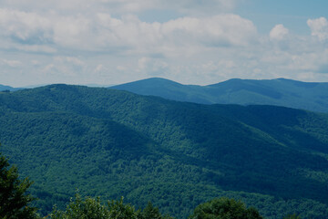 Widok na góry, krajobraz górski, niebieskie niebo i góry z dolinami i pejzażem górskim