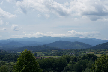 Fototapeta na wymiar Widok na góry, krajobraz górski, niebieskie niebo i góry z dolinami i pejzażem górskim