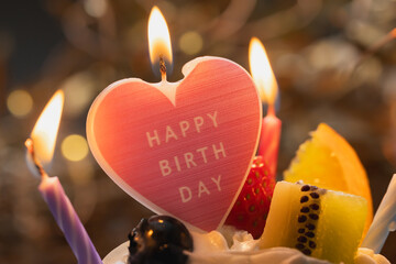 誕生日ケーキ　ハートのキャンドル　ハッピーバースデー