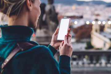 Barcelona using roaming internet for networking, female generation tracking gps