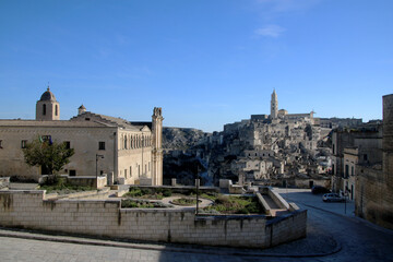 Obraz premium A breathtaking panoramic view of Matera's captivating Sassi, an ancient Italian district carved into the rocks, showcasing historic architecture and centuries-old caves. UNESCO World Heritage.