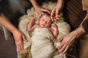 Jesus and parents hands - 655902515
