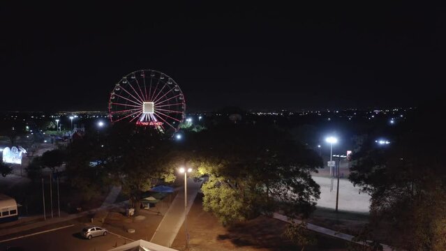 Roda Gigante Iluminada a noite