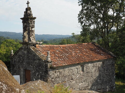 vista superior de la hermita de san lorenzo de campolameiro, construcci&oacute;n neocl&aacute;sica en piedra con tejado de teja, campanario de espada&ntilde;a y peque&ntilde;as ventanas, pontevedra, espa&ntilde;a, europa 