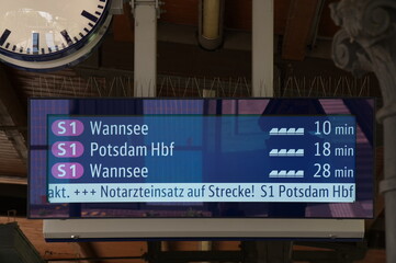 Hinweis auf einen Notarzteinsatz an einem Berliner S-Bahnhof - 655958306