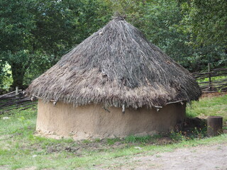 vivienda familiar de forma circular construida en adobe y material vegetal, origen medieval, campolameiro, pontevedra, españa, europa