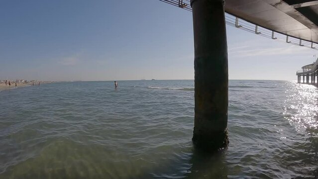 Bella donna nuota a Lido di camaiore versilia toscana