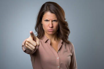 femme déterminée montrant quelqu'un ou quelque chose d'un doigt  accusateur 