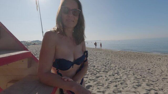 Bella donna gioca in spiaggia