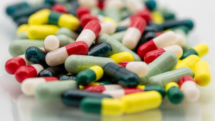 Detalle de un montón de píldoras variadas de diferentes colores
