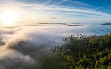 Sonnenaufgang im Sauerland mit Nebel